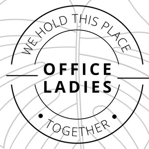 K&ouml;nnte beinhalten: Ein schwarzer und wei&szlig;er runder Stempel mit dem Text "We hold this place office ladies together".