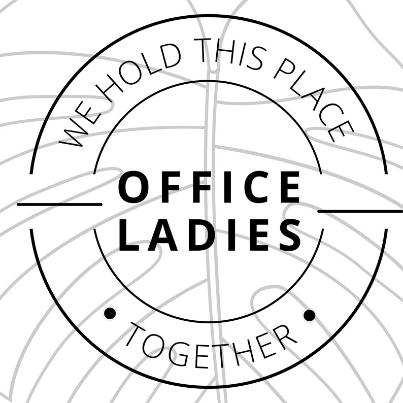 K&ouml;nnte beinhalten: Ein schwarzer und wei&szlig;er runder Stempel mit dem Text "We hold this place office ladies together".