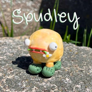Spud Bud Spudley | クロックスをあしらった、面白くて可愛い手作りのフィギュア | デスクや棚に飾れる、おかしな手作り粘土彫刻 | デスクバディ 棚アクセサリー