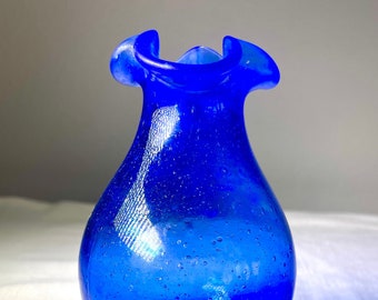 Vaso de borda recortada vintage Blenko feito à mão em vidro azul craquelado