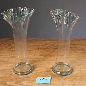 Vintage gegolfde rand decoratieve ca. 8&quot; glazen bloemenvaas TWEE beschikbaar