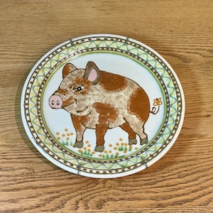 ROTHWOMAN California Studio Art Pottery, 70er Jahre Steingut Volkskunst Janet Rothwoman Barnyard Animal PIG 10,25 ”Teller mit Wandhalterung signiert