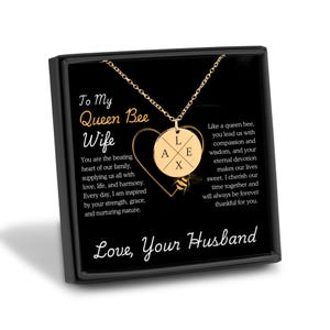 Personalizado para minha esposa colar com iniciais de abelha rainha – joia de cartão de mensagem gravada personalizada para esposa, alma gêmea