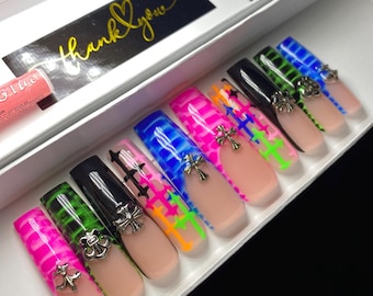 Conjunto de cruces cromadas de colores