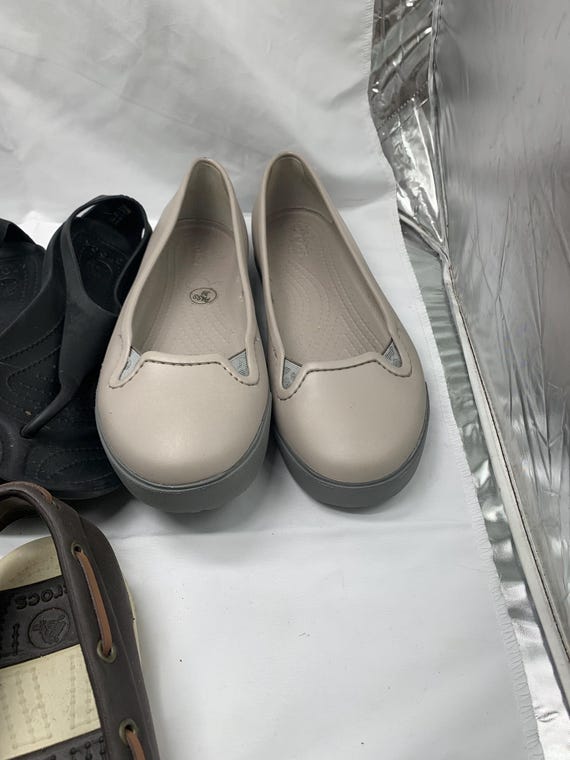 A “lot” of Crocs in assorted styles for Spring an… - image 4