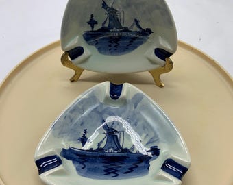 A pair of vintage ashtrays, Delft Blue, Holland.