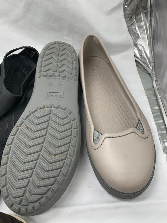 A “lot” of Crocs in assorted styles for Spring an… - image 9
