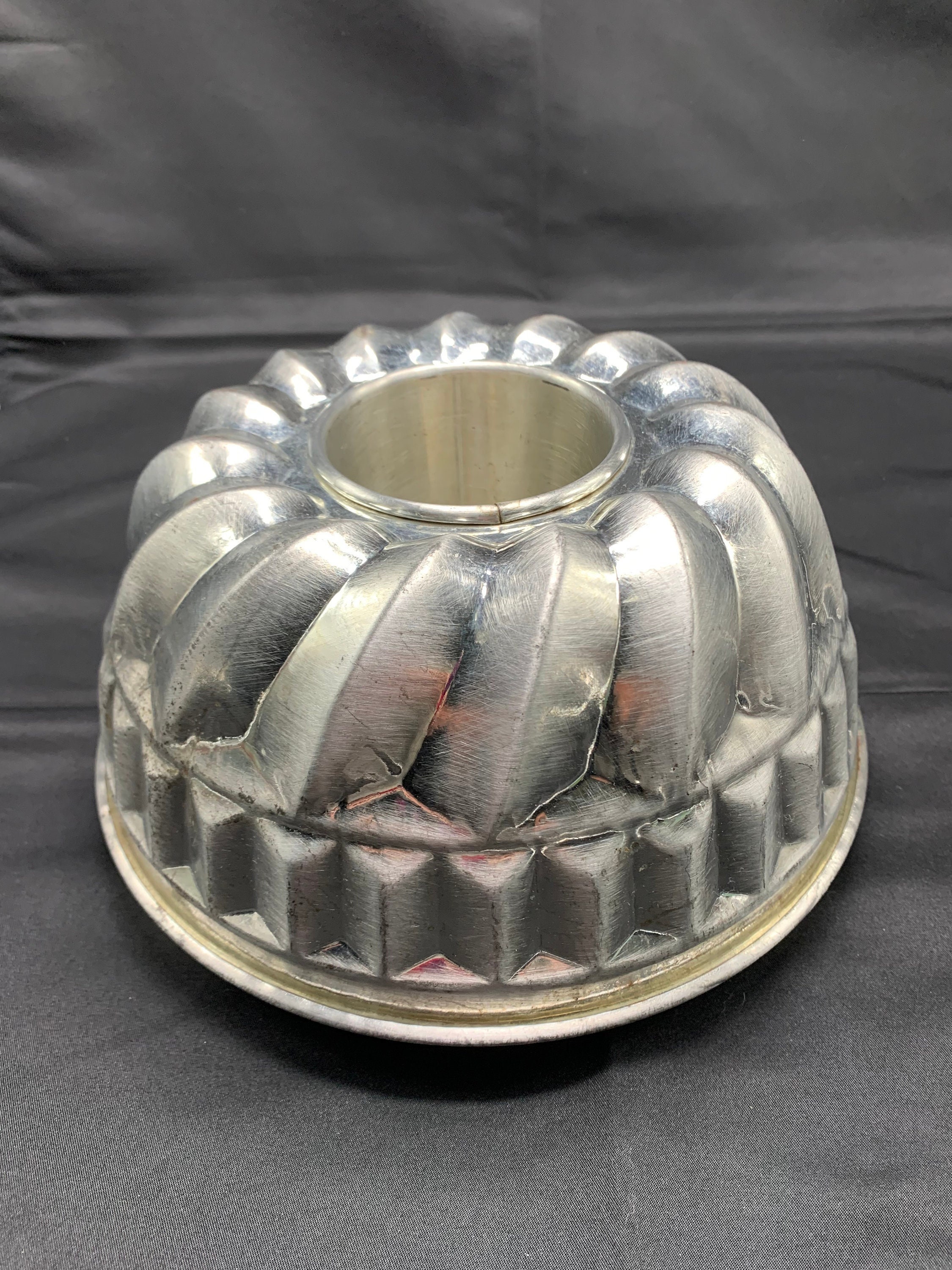 Vintage Thurnauer Bundt Cake Pan, 9 inch diameter, Made in Germany
