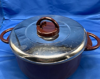 A vintage Dutch Oven by T-Fal Armaral.