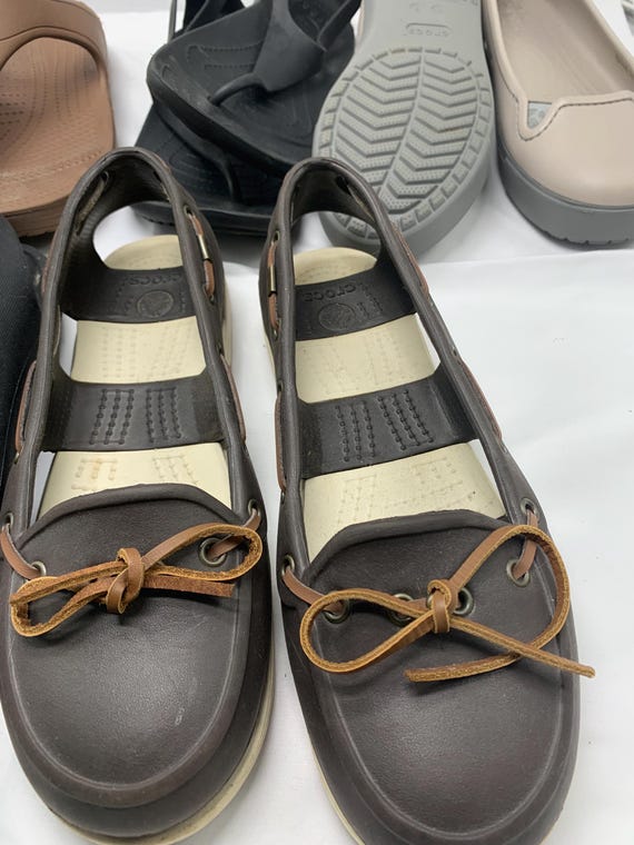 A “lot” of Crocs in assorted styles for Spring an… - image 10
