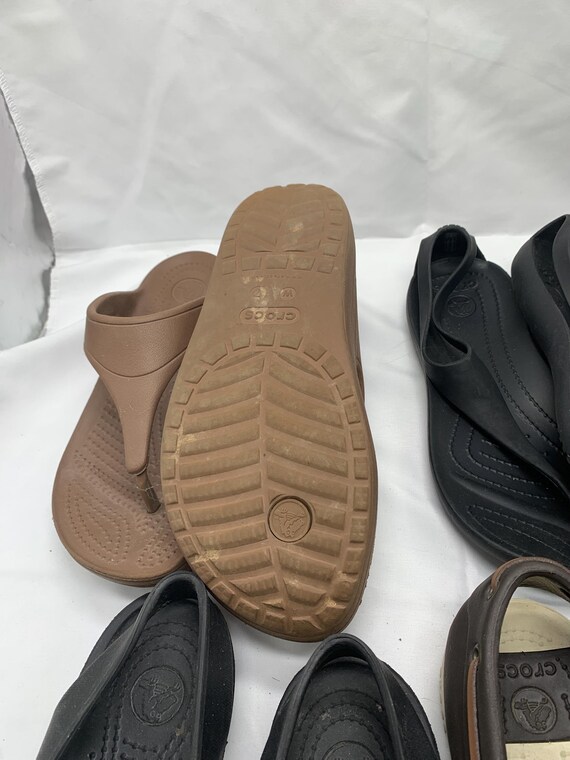A “lot” of Crocs in assorted styles for Spring an… - image 7