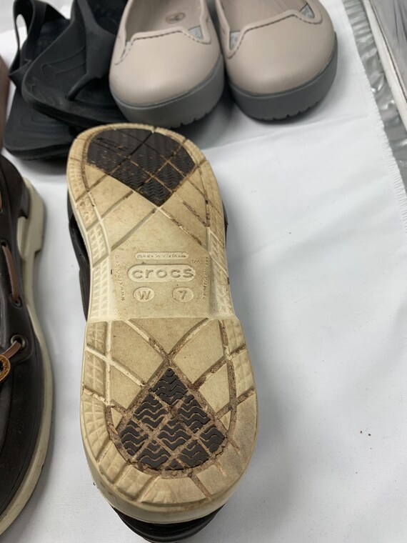 A “lot” of Crocs in assorted styles for Spring an… - image 5