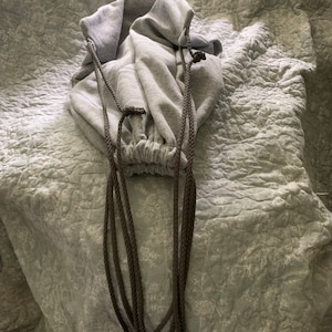 Sweatshirt backpack in gray and gray.
