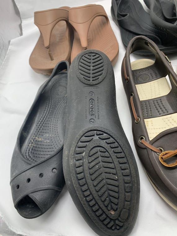 A “lot” of Crocs in assorted styles for Spring an… - image 6