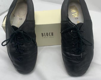 A pair of girls/women’s Jazz shoes, size 6.5.