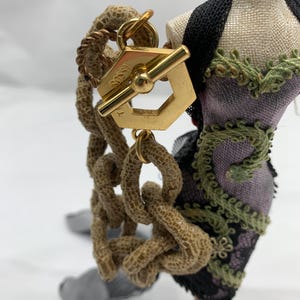 A chain link “python “ bracelet with toggle clasp. bild 2