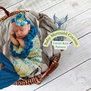 Puede incluir: Un bebé con un capullo y una diadema de sirena azules y amarillos hechos a mano, metido en una cesta tejida. El capullo tiene un borde con volantes y una cola a juego. La imagen incluye el texto "Baby Mermaid Cocoon Loom Knit Pattern."