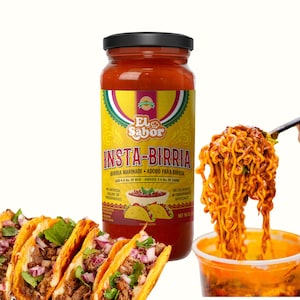Puede incluir: Un tarro de vidrio rojo con una etiqueta amarilla que dice "Insta-Birria Birria Marinade - Adobo Para Birria". La etiqueta también incluye el texto "El Sabor" y una pequeña imagen de un taco. El tarro está sentado sobre una superficie blanca junto a un plato de tacos y un tazón de fideos.