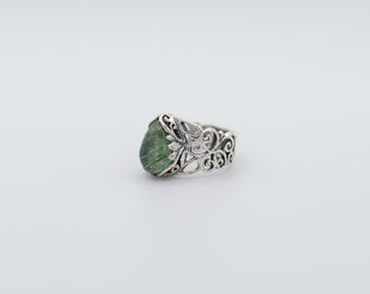 Anello in argento sterling con tormalina verde, design a volute antiche con foglie, pietra preziosa con taglio cabosion.