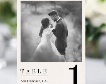 Puede incluir: Tarjeta de número de mesa de boda con foto en blanco y negro con el texto "TABLE" y "San Francisco, CA Septiembre 2019" y el número "1" en fuente grande.