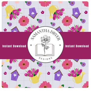 Op de afbeelding: Een naadloos patroon met een lichtpaarse achtergrond met een rasterpatroon. Het patroon bevat roze en paarse bloemen, gele gieters met roze tulpen en paarse vogelhuisjes met witte harten. De tekst "SAMANTHA DRYER DESIGNS" staat in een cirkel met een boek en een bloem.