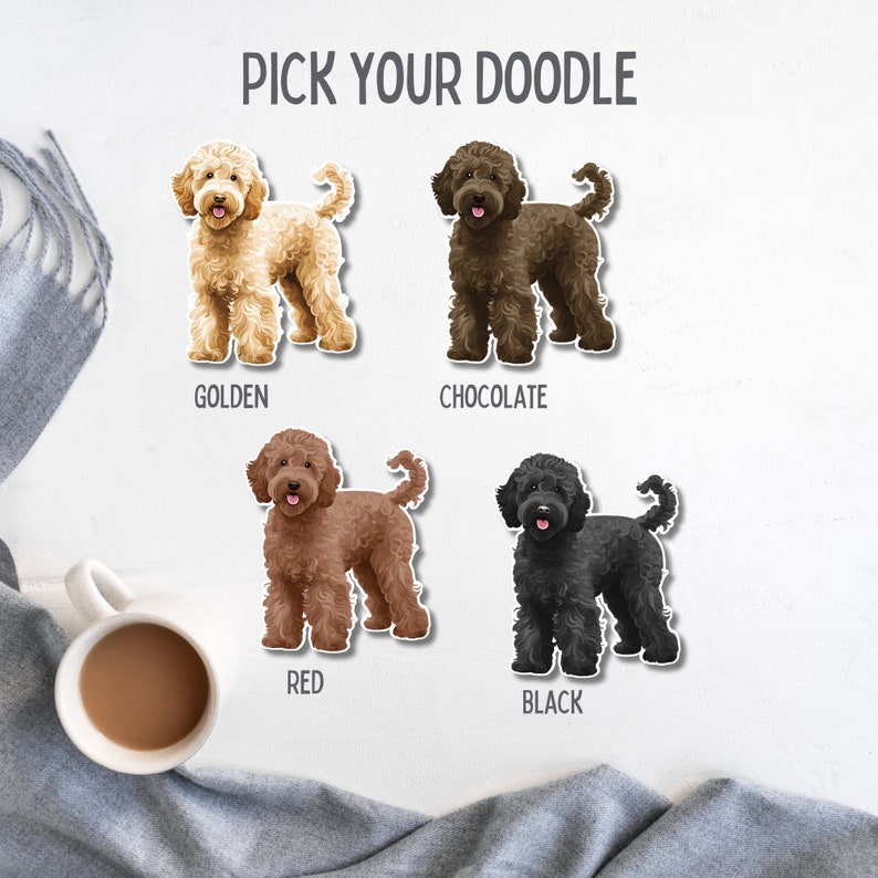 K&ouml;nnte beinhalten: Vier Illustrationen von Doodle-Hunden in Gold, Schokolade, Rot und Schwarz. Der Text "PICK YOUR DOODLE" steht oben. Jeder Hund hat ein flauschiges Fell und eine lockige Rute. Die Farbe jedes Hundes ist unten beschriftet.