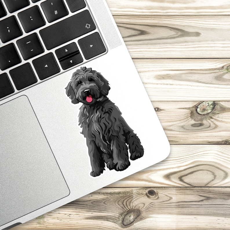 Puede incluir: Una ilustraci&oacute;n en blanco y negro de un perro doodle sentado con la lengua fuera.
