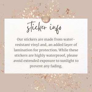 Puede incluir: Una tarjeta blanca con el texto "sticker info" escrito en cursiva negra. El texto debajo explica que las pegatinas est&aacute;n hechas de vinilo resistente al agua y tienen una capa adicional de laminaci&oacute;n para protecci&oacute;n. Tambi&eacute;n indica que las pegatinas son altamente impermeables, pero que se debe evitar la exposici&oacute;n prolongada a la luz solar para evitar que se desvanezcan.