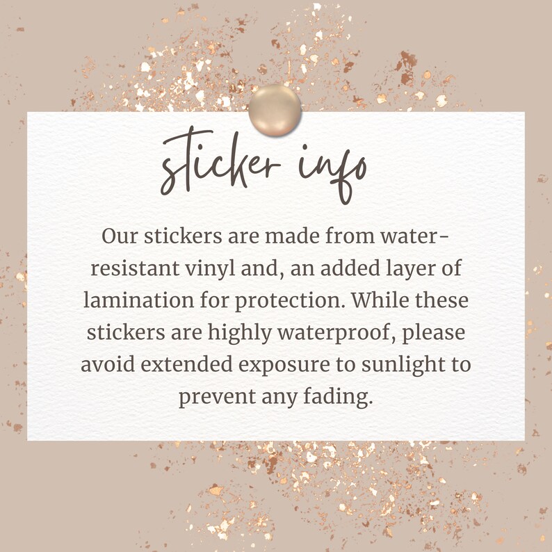 Puede incluir: Una tarjeta blanca con el texto "sticker info" escrito en cursiva negra. El texto debajo explica que las pegatinas est&aacute;n hechas de vinilo resistente al agua y tienen una capa adicional de laminaci&oacute;n para protecci&oacute;n. Tambi&eacute;n indica que las pegatinas son altamente impermeables, pero que se debe evitar la exposici&oacute;n prolongada a la luz solar para evitar que se desvanezcan.