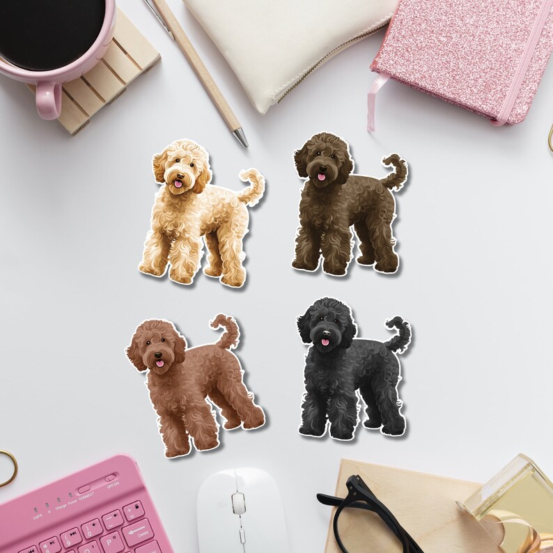 K&ouml;nnte beinhalten: Vier Aufkleber mit Illustrationen von Goldendoodle-Hunden in verschiedenen Farben: hellgold, dunkelbraun, rotbraun und schwarz. Jeder Aufkleber zeigt einen stehenden Goldendoodle mit flauschigem Fell und fr&ouml;hlichem Gesichtsausdruck.