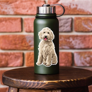 Puede incluir: Una botella de agua de acero inoxidable verde con un dibujo blanco de un perro golden doodle en la parte delantera.