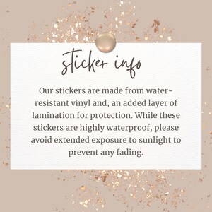 K&ouml;nnte beinhalten: Eine wei&szlig;e rechteckige Karte mit dem Text "sticker info" in handschriftlicher Schrift und einem goldfarbenen Dekorationselement. Der Text beschreibt das wasserbest&auml;ndige Vinyl und die Laminierung der Aufkleber.