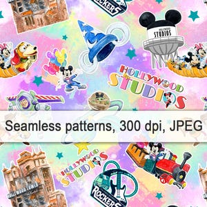 Puede incluir: Un patrón sin costuras que presenta una ilustración de acuarela de varios personajes y atracciones de Disney. El patrón incluye a Mickey Mouse, Minnie Mouse, Goofy, Buzz Lightyear y el Hollywood Tower Hotel. El fondo es un degradado de rosa y azul con estrellas blancas.