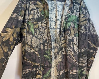 Koszula męska Jerzees Outdoors Camo Button Down w rozmiarze XL Big Woods Tree Bark Print Shia LaBeouf Gorpcore Hunting Workwear Utility Layer