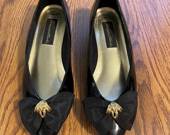 Czarne lakierowane szpilki w stylu vintage z kokardą i złotym akcentem, kokietki, stare pieniądze, eleganckie, kobiece, klasyczne, eleganckie, bogate, dziewczęce, baletowe, mroczne, akademickie