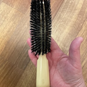 Vintage Fuller Haarbürste aus den 1950er Jahren, Mid-Century-Stil, cremefarbene Nylonborsten, Kosmetikbürste, Boudoir-Schminktischbürste, Retro-Badezimmerdekoration
