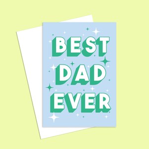 Peut inclure: Carte de vœux avec le texte "BEST DAD EVER" en blanc et vert d'eau, sur fond bleu clair avec des étoiles. La carte est accompagnée d'une enveloppe blanche, idéale pour la fête des pères ou un anniversaire.