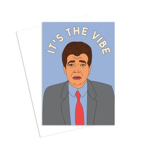 Peut inclure: Une carte bleue avec une illustration de dessin animé d'un homme aux cheveux bruns portant une chemise bleue et une veste de costume grise. Le texte "It's the vibe" est écrit dans un cercle jaune autour de la tête de l'homme.