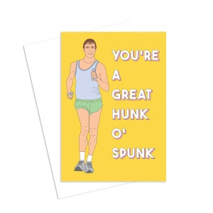 Peut inclure: Une carte jaune avec le texte "You're a great hunk o' spunk" en lettres roses et blanches. Une illustration de dessin animé d'un homme en débardeur bleu et short vert tenant un haltère et courant.