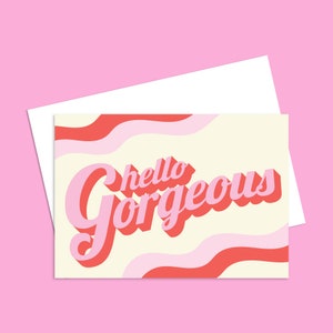Peut inclure: Une carte de vœux avec un fond jaune et des lignes ondulées roses et rouges. Le texte "hello gorgeous" est écrit dans une police 3D rose et rouge.