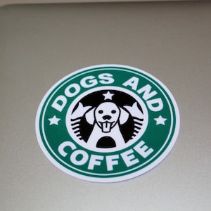 Puede incluir: Una pegatina verde y blanca con el texto "Dogs and Coffee" y una silueta en blanco y negro de la cabeza de un perro.