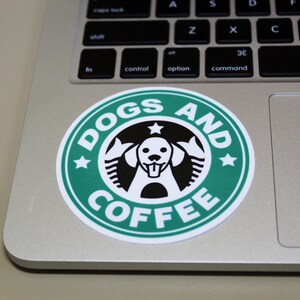 Puede incluir: Una pegatina verde y blanca con el texto "DOGS AND COFFEE" y una silueta en blanco y negro de la cabeza de un perro en el centro.