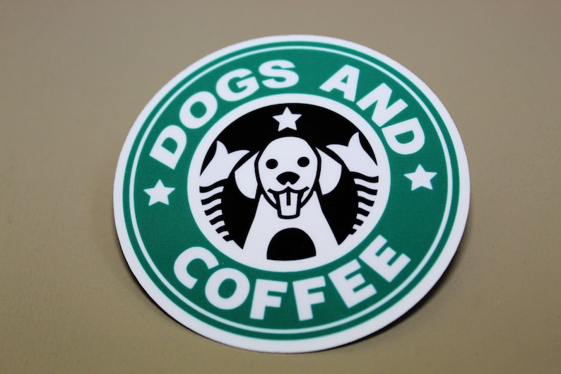 Puede incluir: Una pegatina verde y blanca con el texto "Dogs and Coffee" y una silueta en blanco y negro de la cabeza de un perro en el centro.