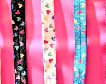 5 farbige Stoffe mit Regenbogenherzen