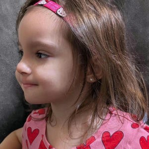 Fascia per apparecchi acustici personalizzata con ricamo: supporto per impianto cocleare e Baha