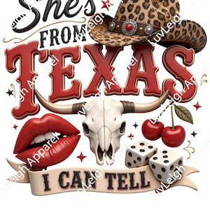 Op de afbeelding: Een grafisch ontwerp met de tekst She's FROM TEXAS I CAN TELL, een cowboyhoed met luipaardprint, een witte stierenschedel, rode lippen, twee rode kersen en twee witte dobbelstenen met zwarte stippen, geaccentueerd door kleine rode en zwarte sterren.