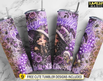 Könnte beinhalten: Vier zylindrische Becher mit Deckeln und Strohhalmen in einem violett-schwarzen Design. Der Aufdruck zeigt eine Person mit Hexenhut, Rosen, Spinnen, Spinnweben und den Text "Christmas Vibes" in weißer Schreibschrift. Goldene Glitzerakzente.