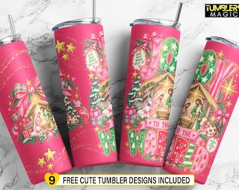 Könnte beinhalten: Vier zylindrische, rosafarbene Becher mit Metallstrohhalmen, die jeweils eine festliche Krippenszene, Weihnachtsbäume, Geschenke und den Schriftzug Joy To The World zeigen. Die Designs enthalten Sterne, Schleifen und Stechpalmenmotive.