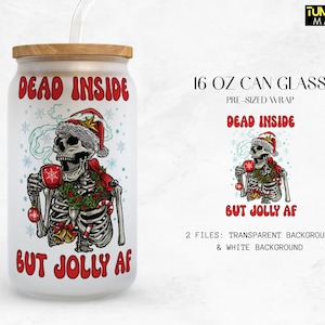 Puede incluir: Un vaso de vidrio en forma de lata de 473 ml con una envoltura pre-dimensionada que presenta un esqueleto con un gorro de Papá Noel y sosteniendo una taza. El texto "Dead Inside But Jolly AF" está impreso en la envoltura.