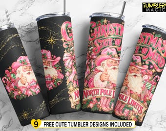 Könnte beinhalten: Vier schwarze Becher mit Deckeln und Strohhalmen, die eine Grafik des Weihnachtsmanns mit einem rosa Cowboyhut zeigen, der den Daumen hochhält. Das Design enthält rosa Text mit Christmas State of Mind und North Pole Limits sowie Schleifen und Sterne.